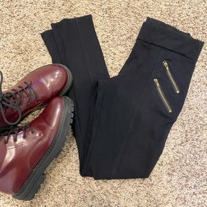 GOLD ZIPPER 🤐 BLACK LEGGINGS